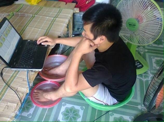 gambar lucu main komputer saat cuaca panas